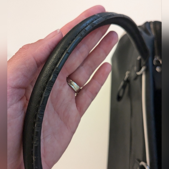 GUESS CLASSIC Satchel Bowling Style Bag - Picture 6 of 12